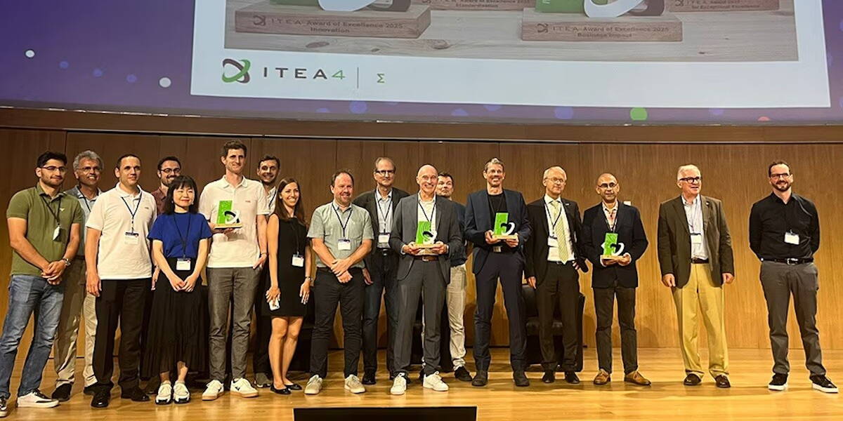 Grote groep mensen nemen Philips Awards in ontvangst