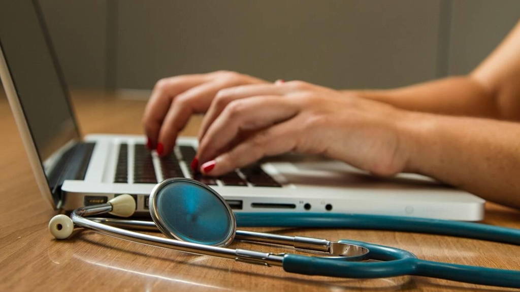 Doktor-laptop-stethoscoop