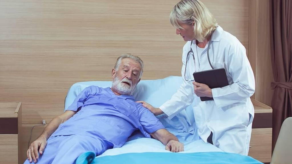 bed-senior-verpleegkundige