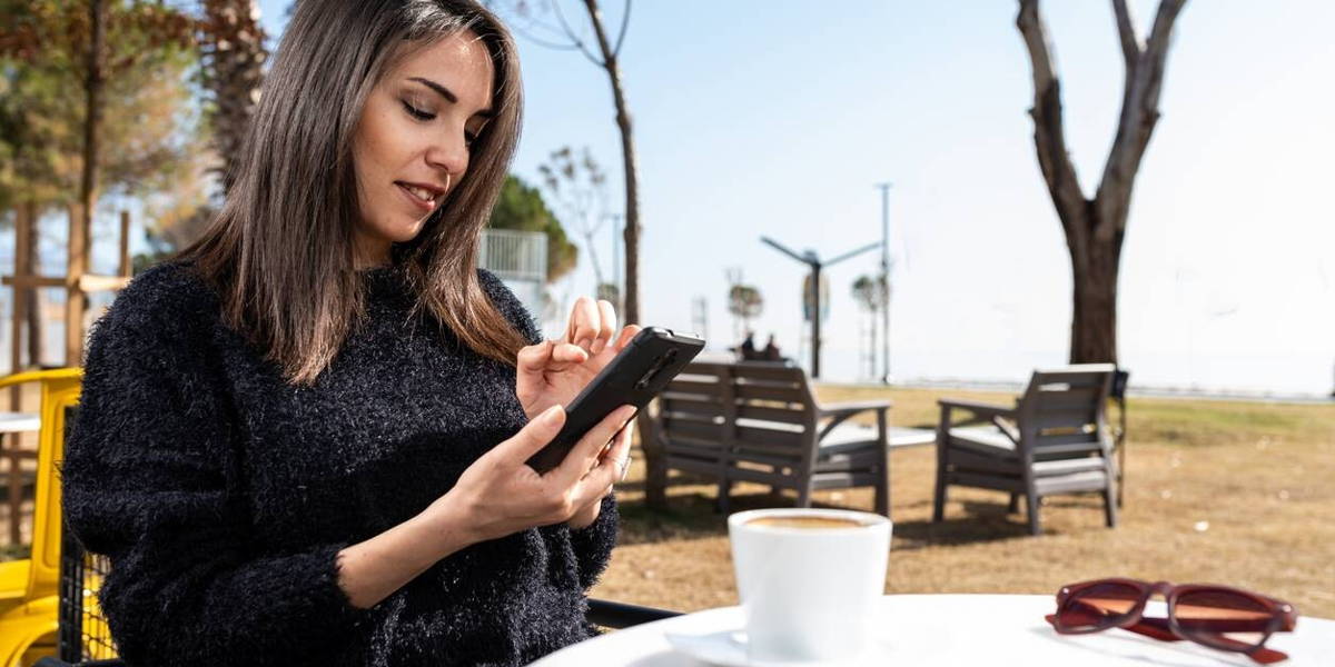 vrouw-app-smartphone