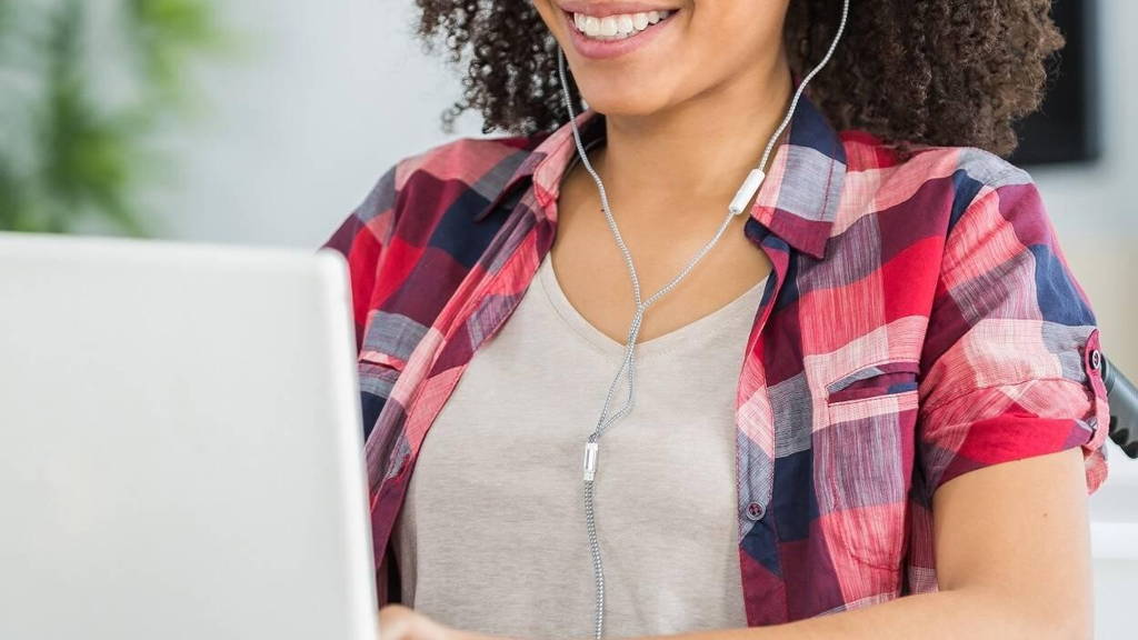 Rolstoel-ruitblouse-laptop