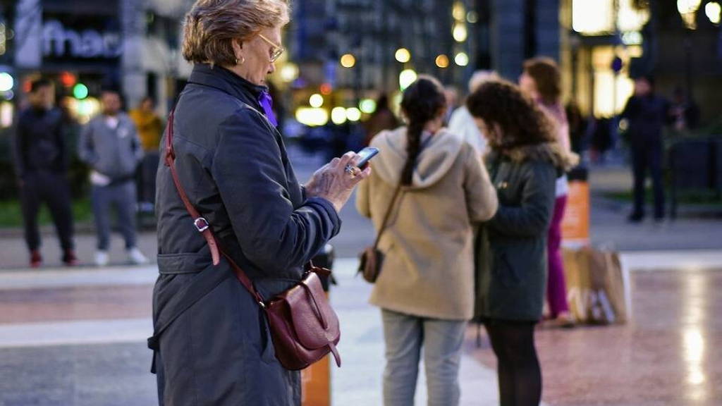 Vrouw-smartphone-sms