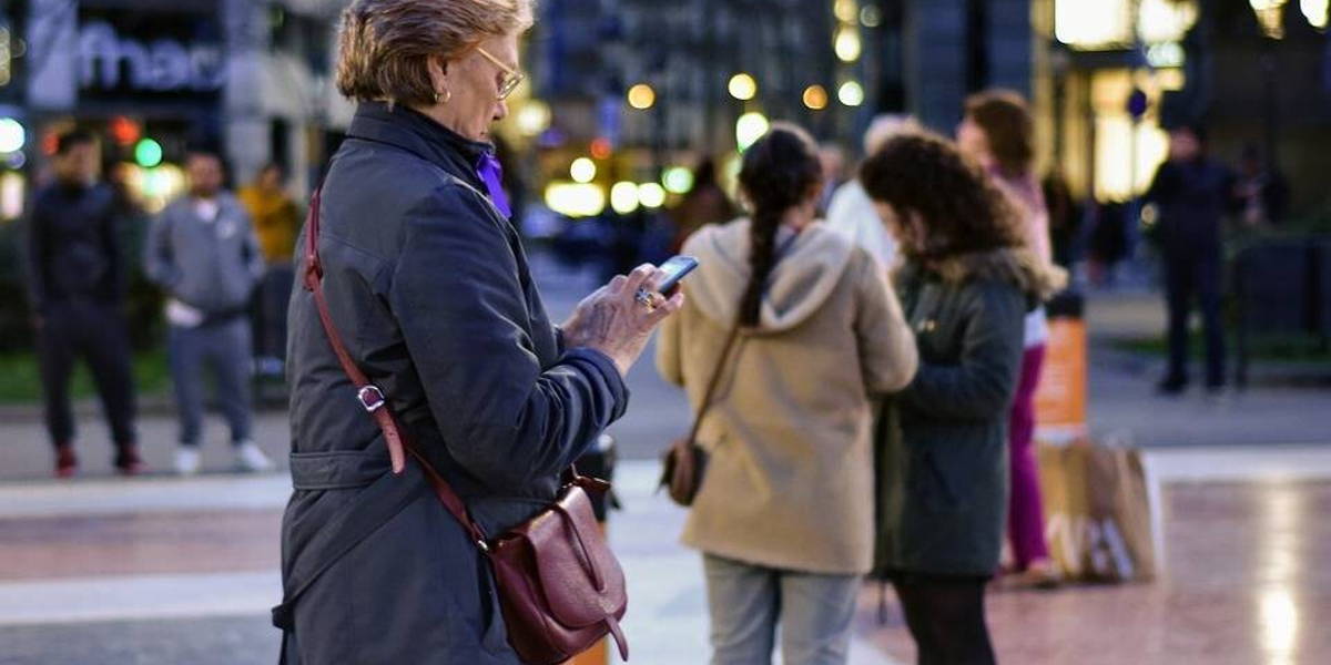 Vrouw-smartphone-sms