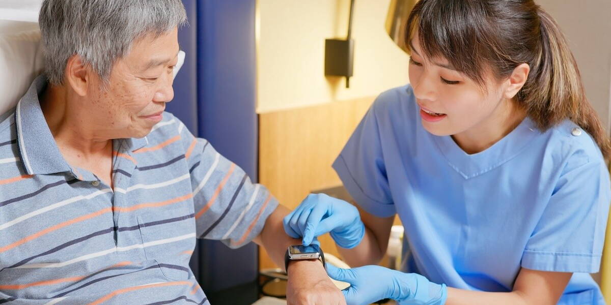 Zorgverlener helpt patiënt met wearable