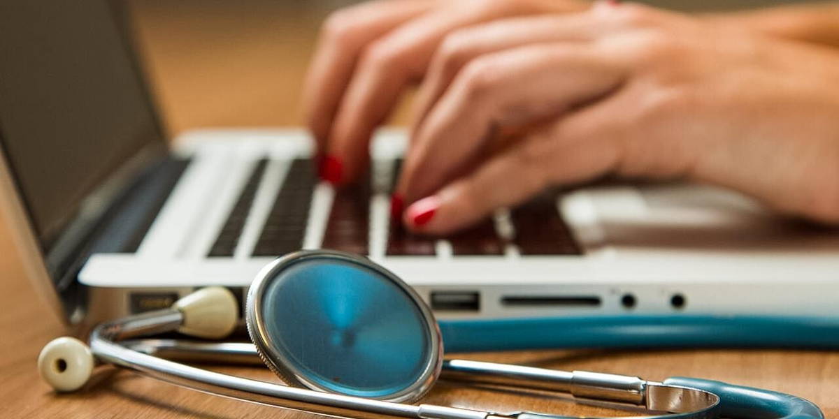 Stethoscope_Laptop_dokter