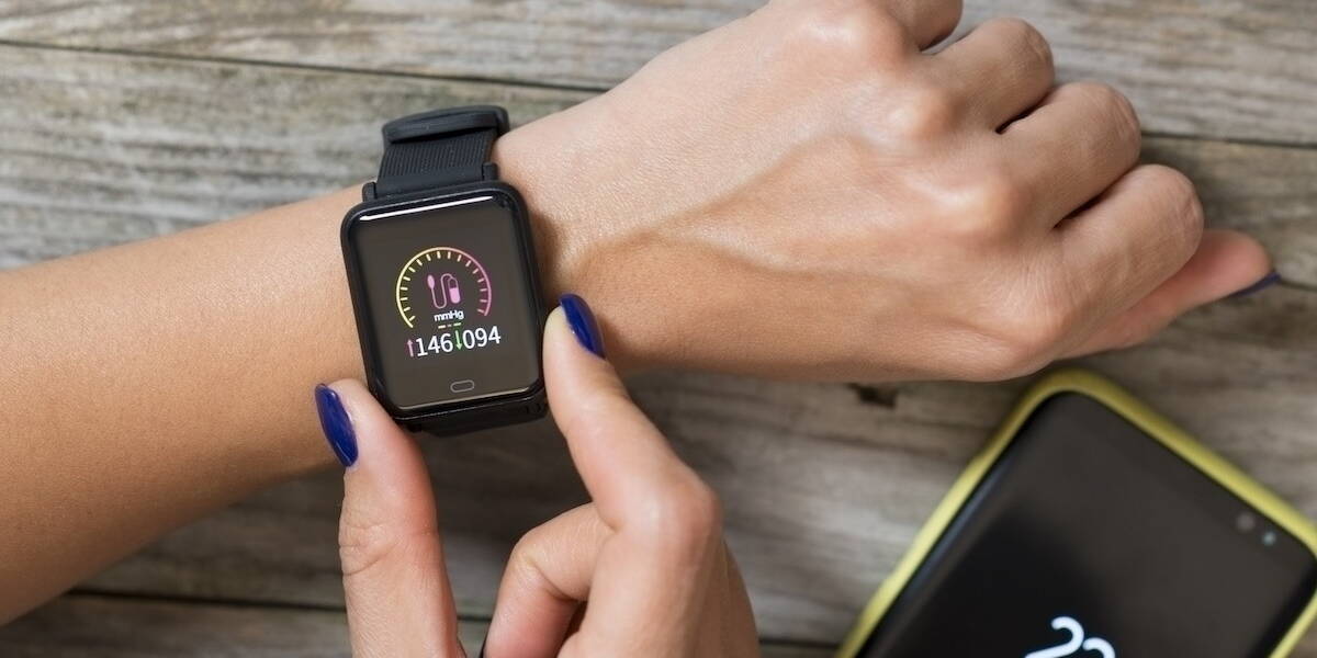 Arm met horloge om bloeddruk te meten