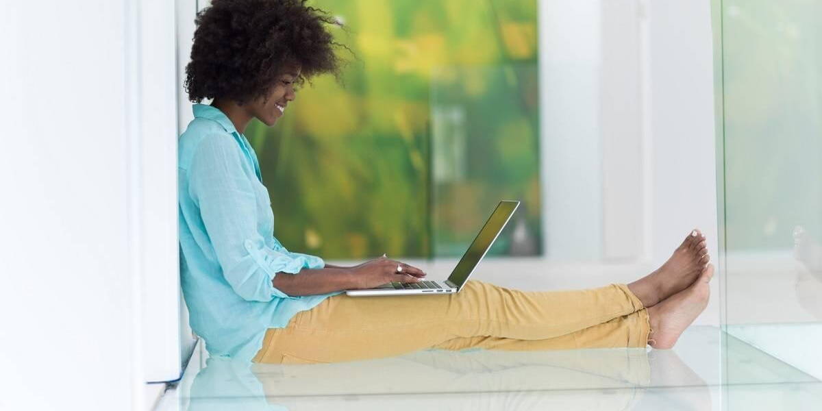 Laptop-vrouw-zoeken-2