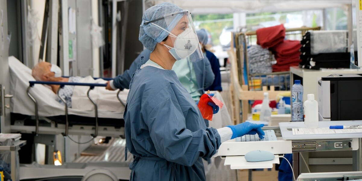 arts voert triage uit in acute zorg