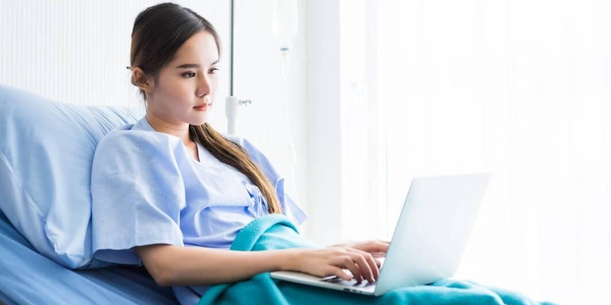 Patient-bed-ziek-laptop-zoeken