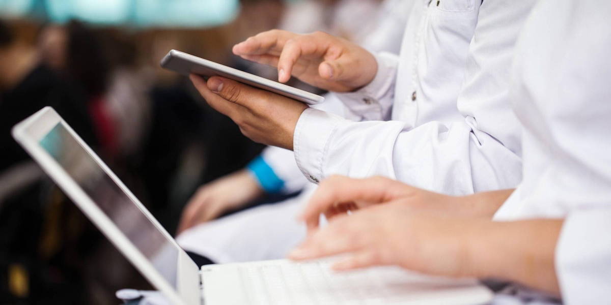 Doktors-laptop-op-schoot-scaled