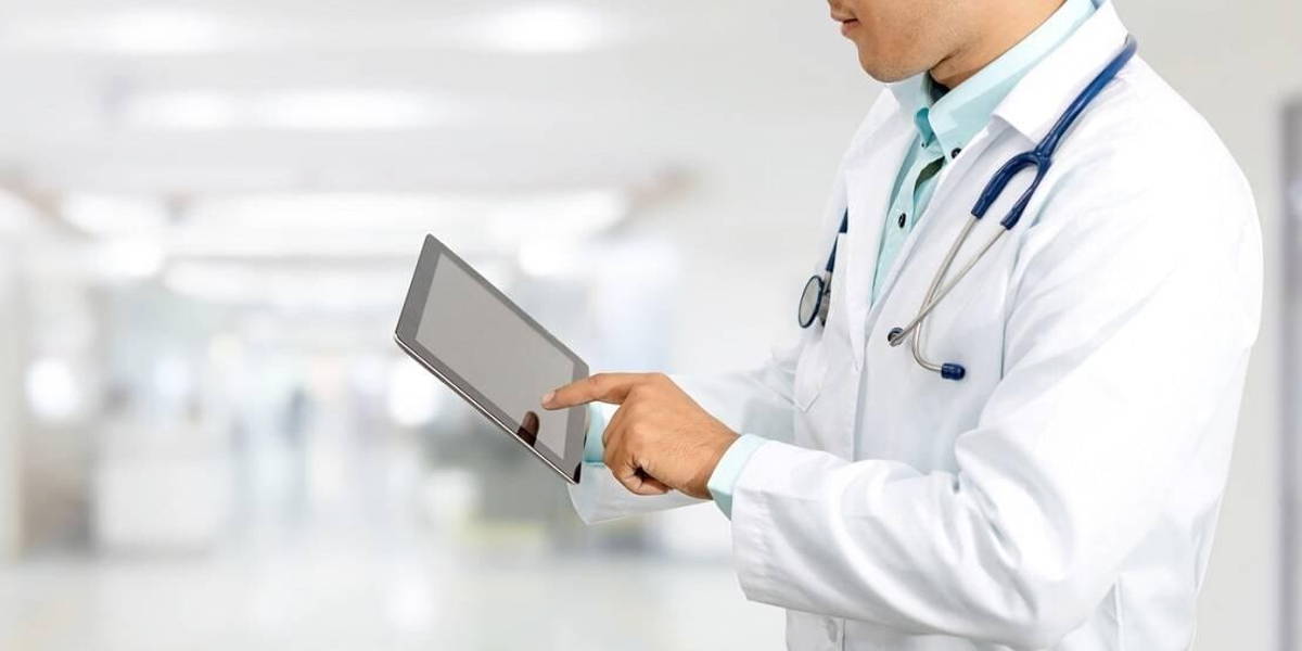 Ziekenhuis-tablet-arts