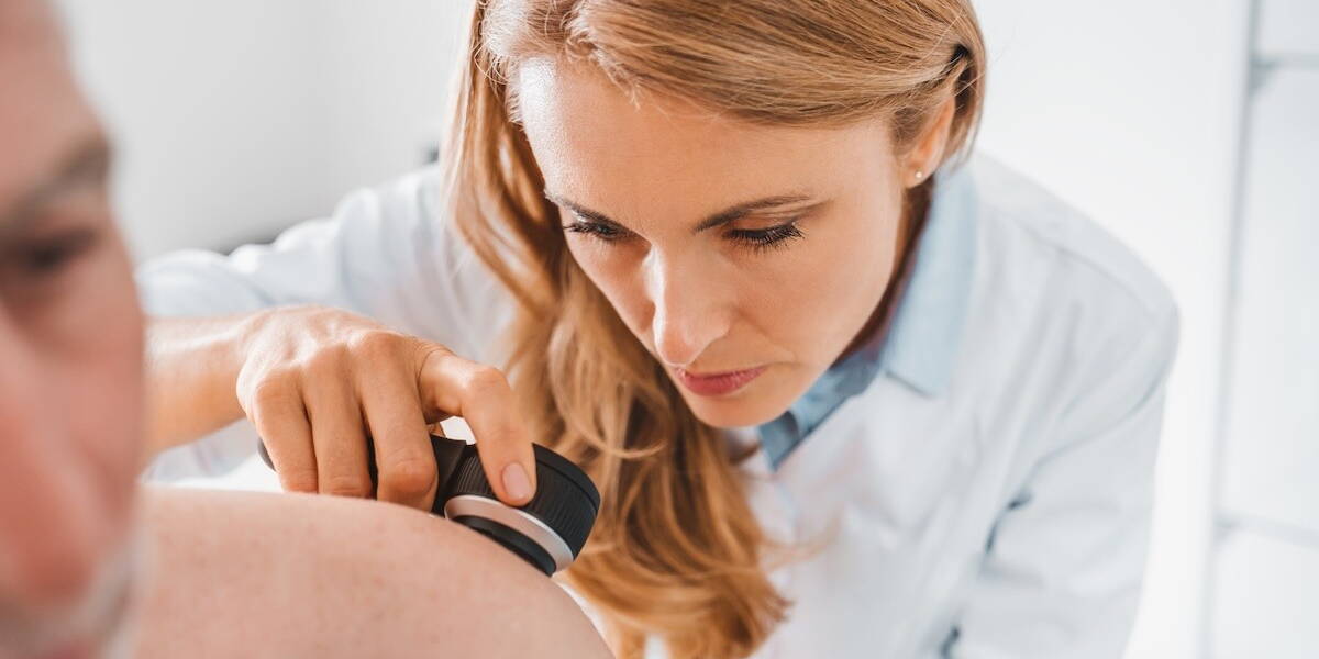 Dermatoloog bekijkt rug van oudere man