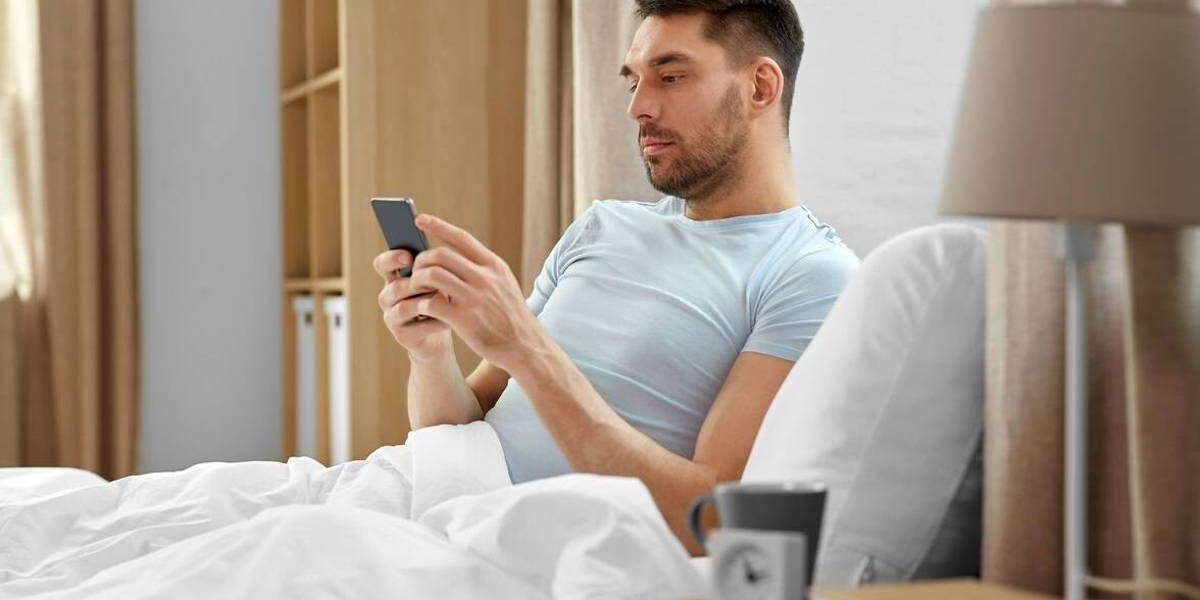 Man-bed-smartphone