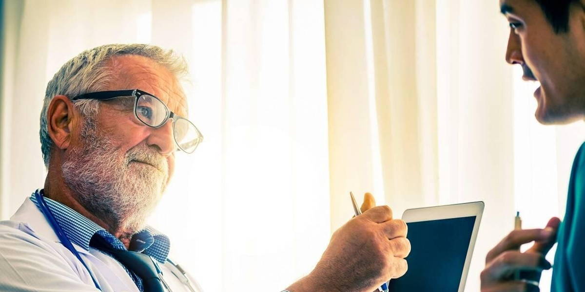 Dokter_collega_tablet_data_AI