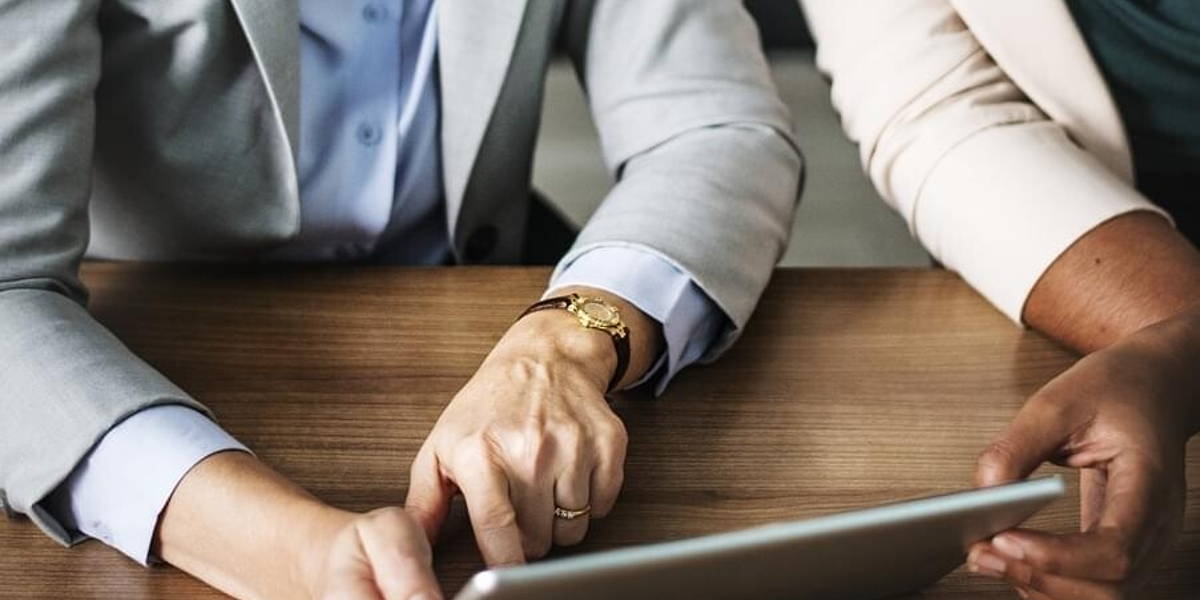 tablet-mensen-kijken