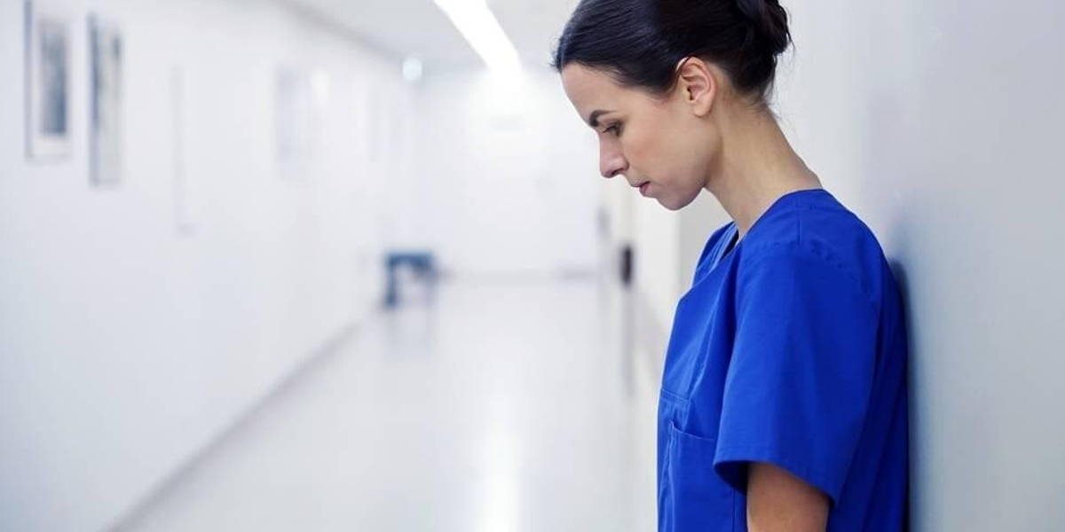 Verpleegkundige-depressief-moe-ziekenhuis