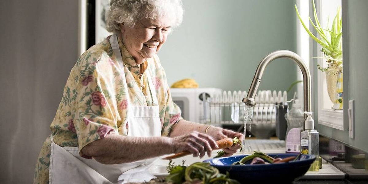 oudere-dame-keuken
