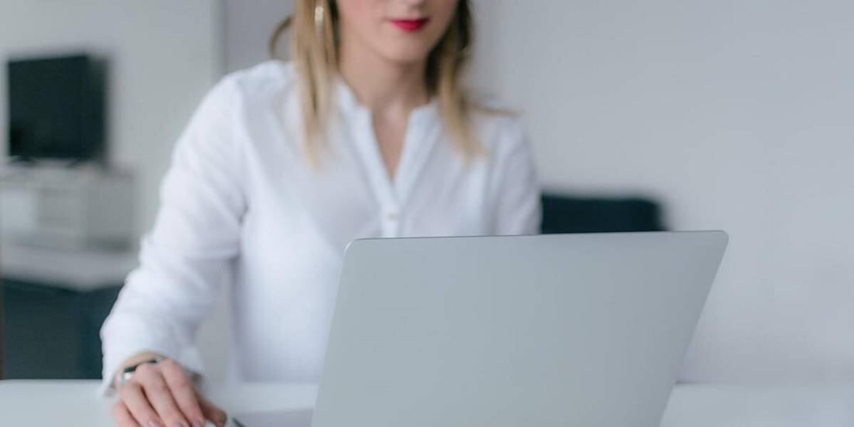 Laptop-vrouw-zoeken-3