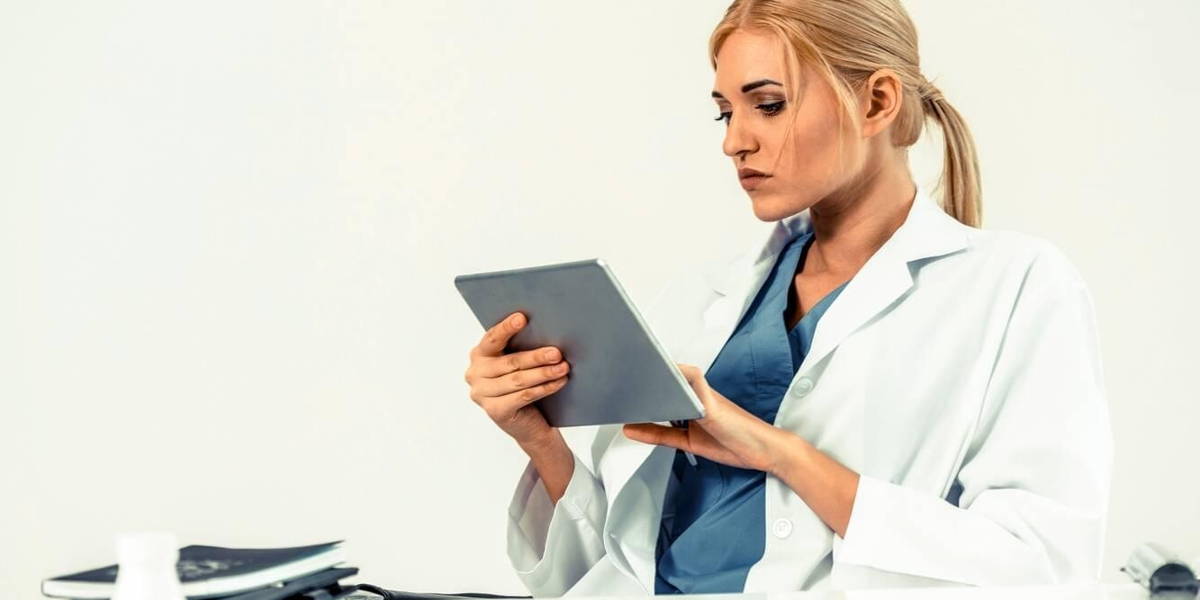 Arts-huisarts-vrouw-tablet