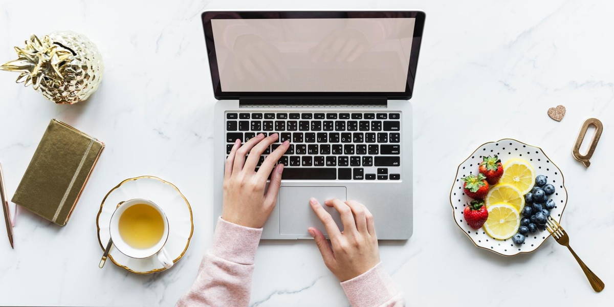 Handen-laptop-zoeken