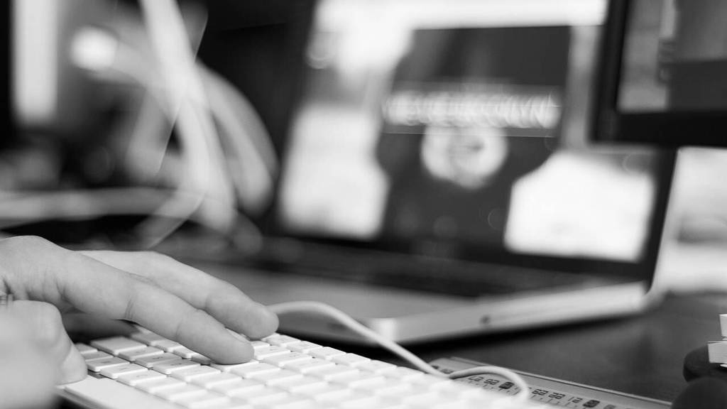 keyboard-hand-scherm-zwart-wit