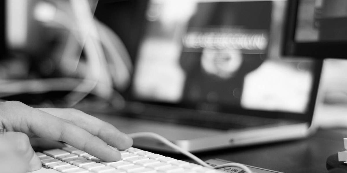 keyboard-hand-scherm-zwart-wit