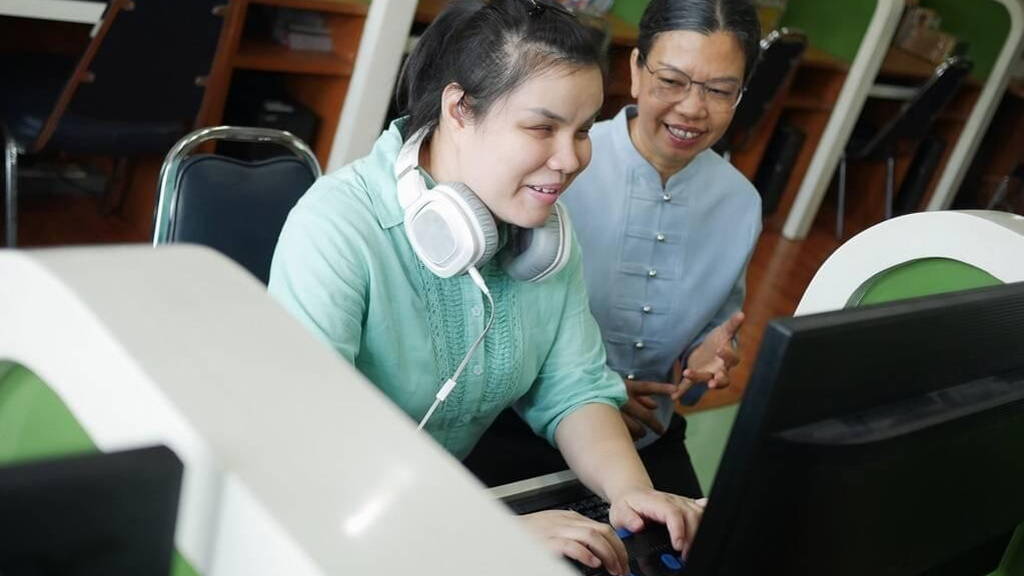 Blind-slechtziend-vrouw-computer