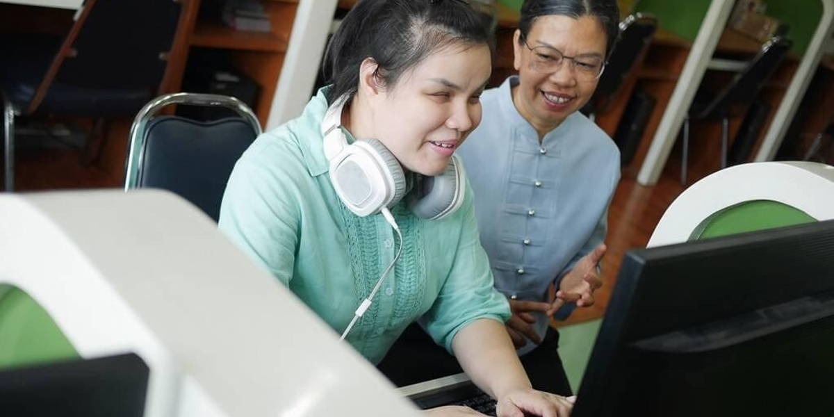 Blind-slechtziend-vrouw-computer