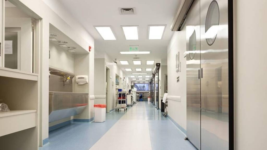 Ziekenhuis-gang-leeg