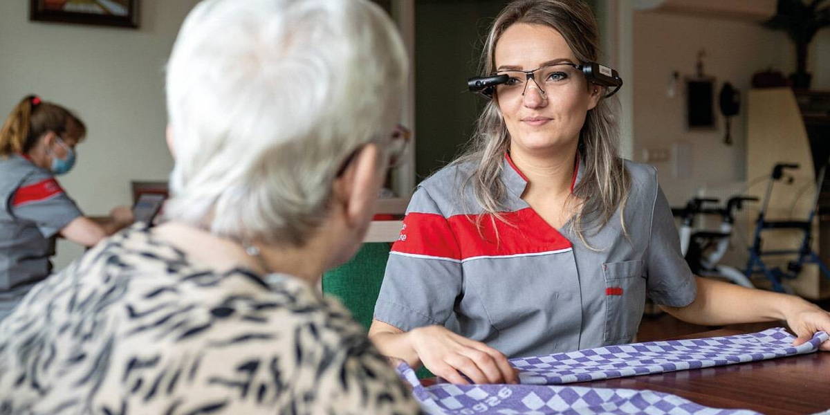 Smart glasses in ouderenzorg: Niet dé oplossing, wel interessant in krappe arbeidsmarkt