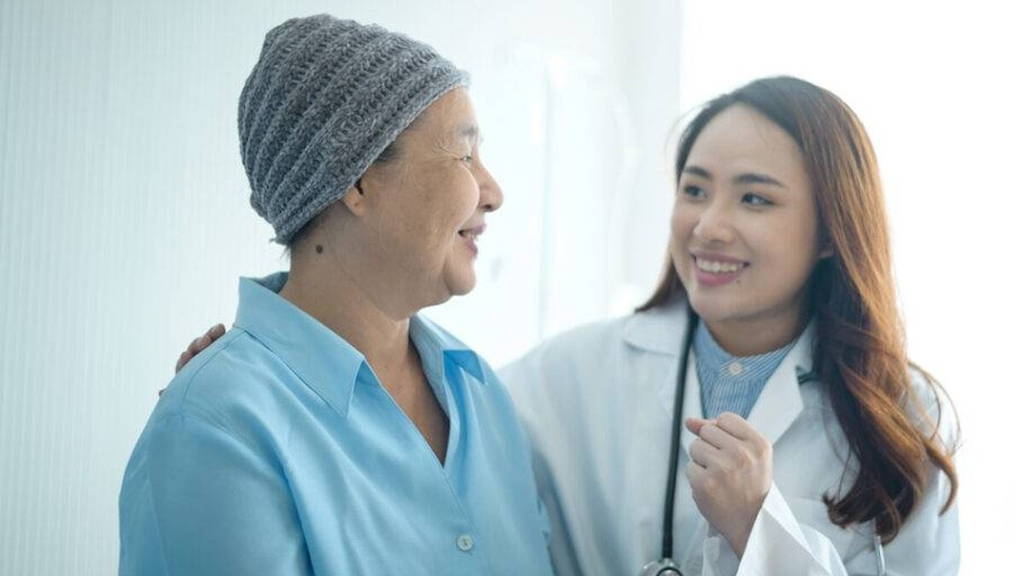 kanker-vrouw-dokter-patient-910x575