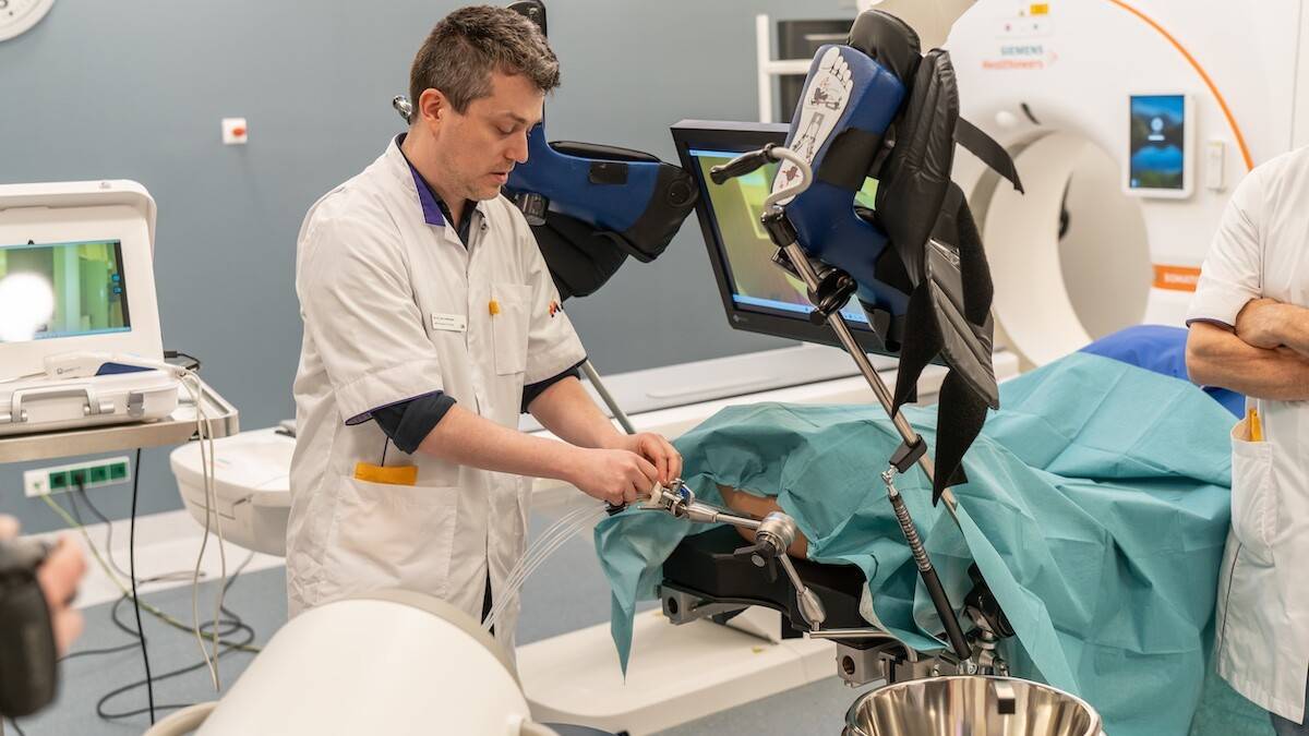 Evert van Limbergen, radiotherapeut-oncoloog, demonstreert de Maastro Rectal Applicator (Foto: Aron Nijs Fotografie)