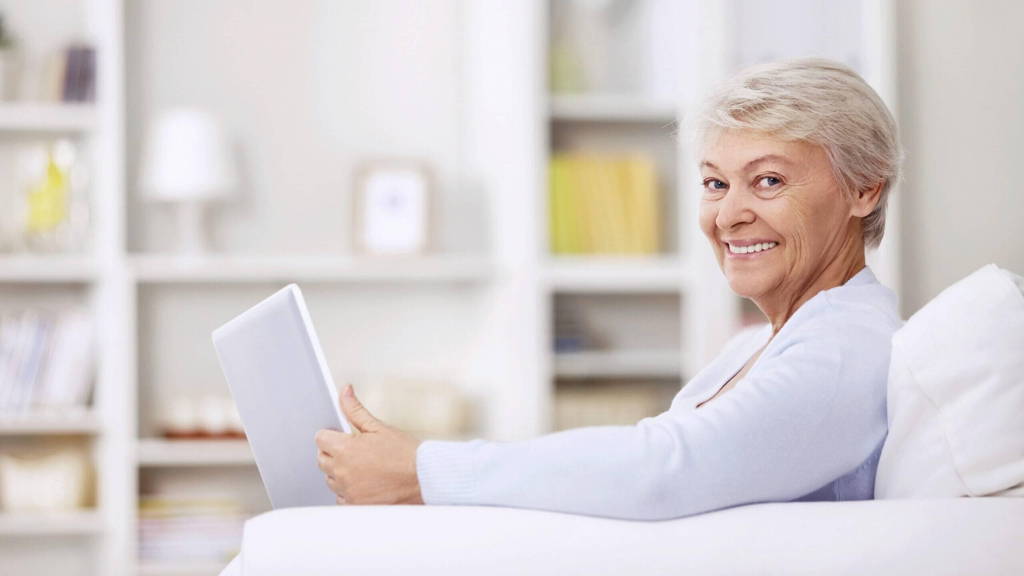 senior_dame_laptop_zorg-scaled