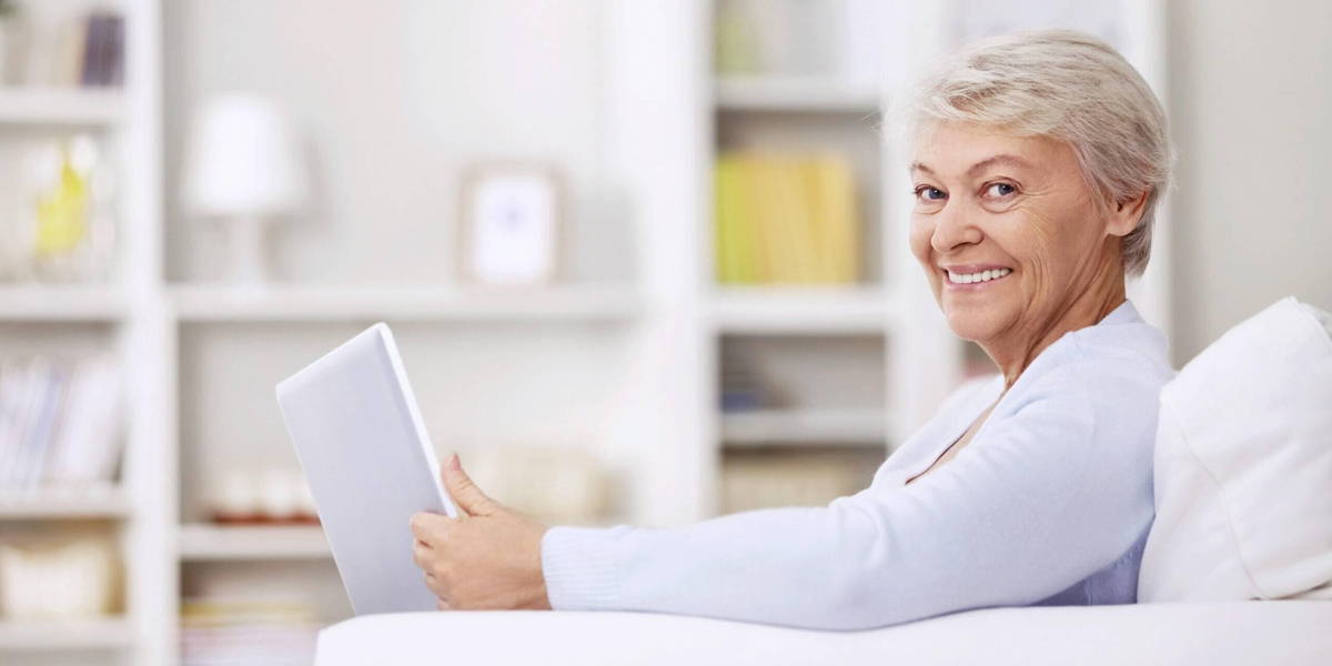 senior_dame_laptop_zorg-scaled