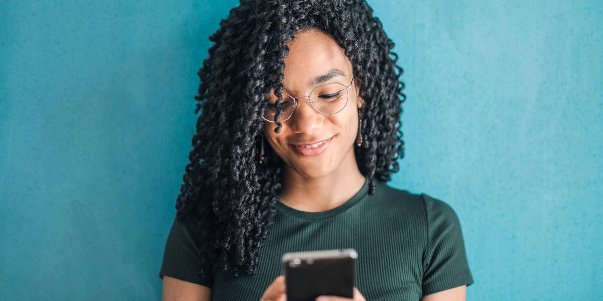 Vrouw-vrolijk-smartphone-scaled