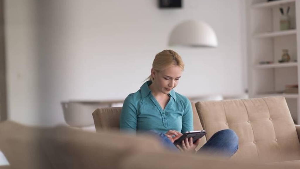 Vrouw-bank-tablet