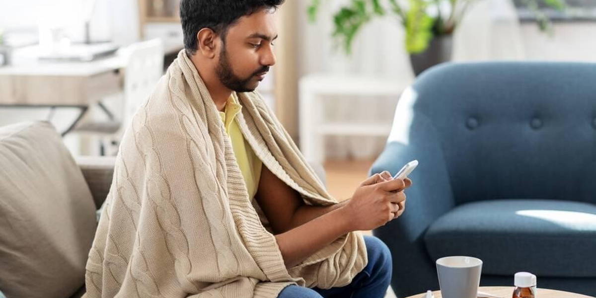 Man-ziek-smartphone-thuis