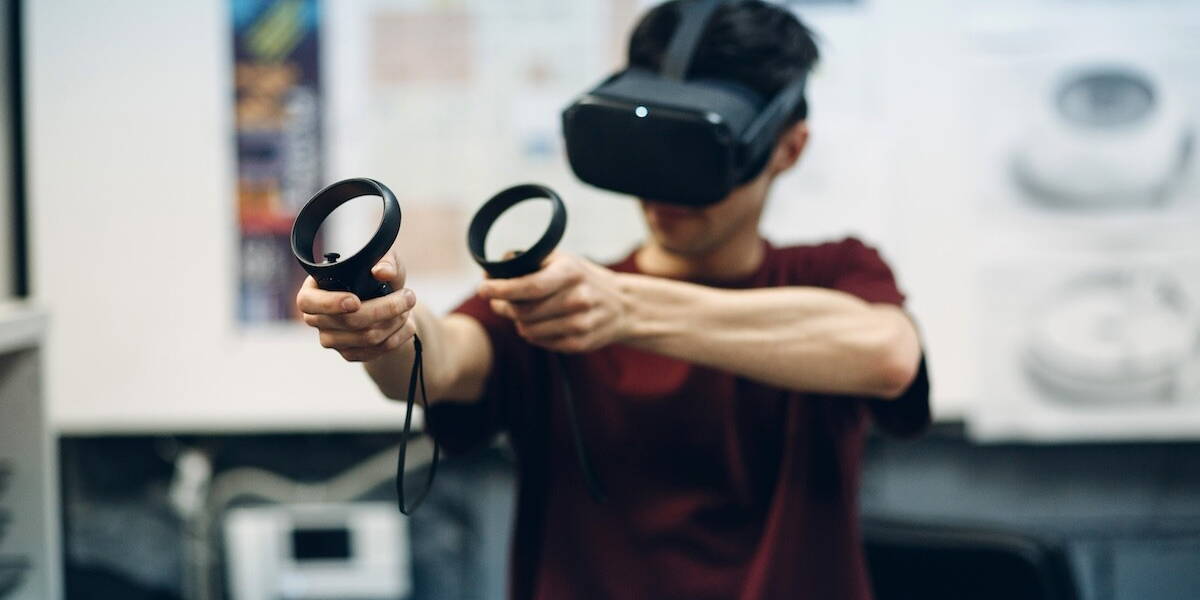 Persoon gebruikt VR-bril met controllers