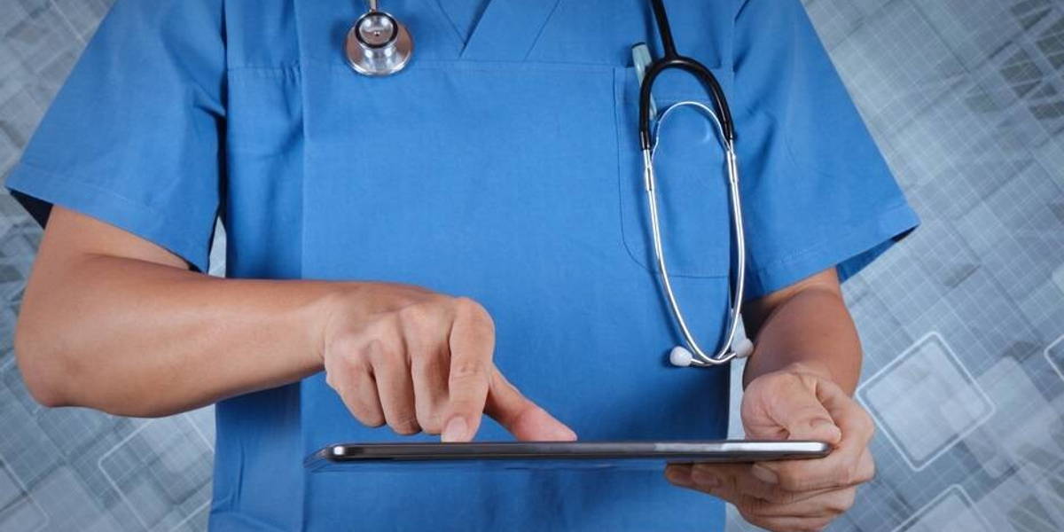 Tablet-arts-verpleegkundige-digitaal