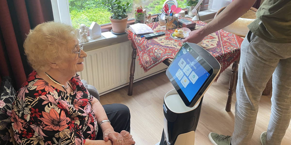 ‘Een zorgrobot geeft medewerker werkplezier terug’