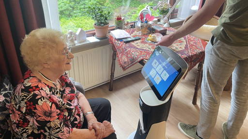 ‘Een zorgrobot geeft medewerker werkplezier terug’