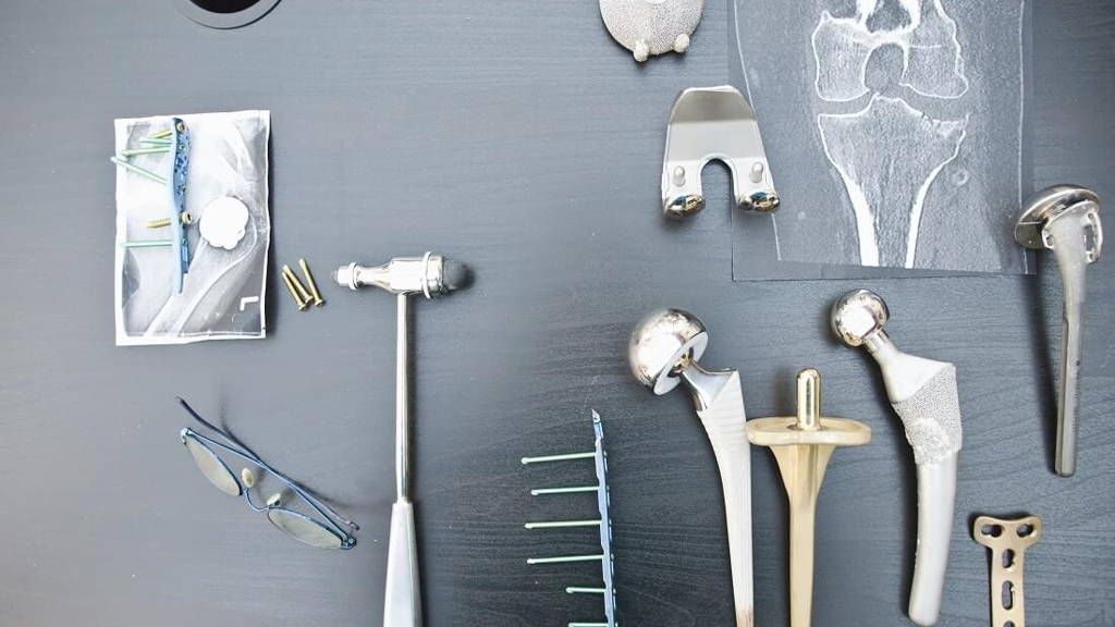 Desk of an orthopedic surgeon with different types of arthroplasties
