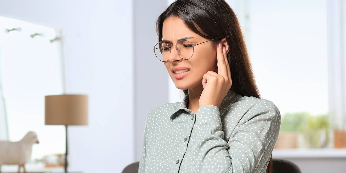 vrouw heeft last van Tinnitus