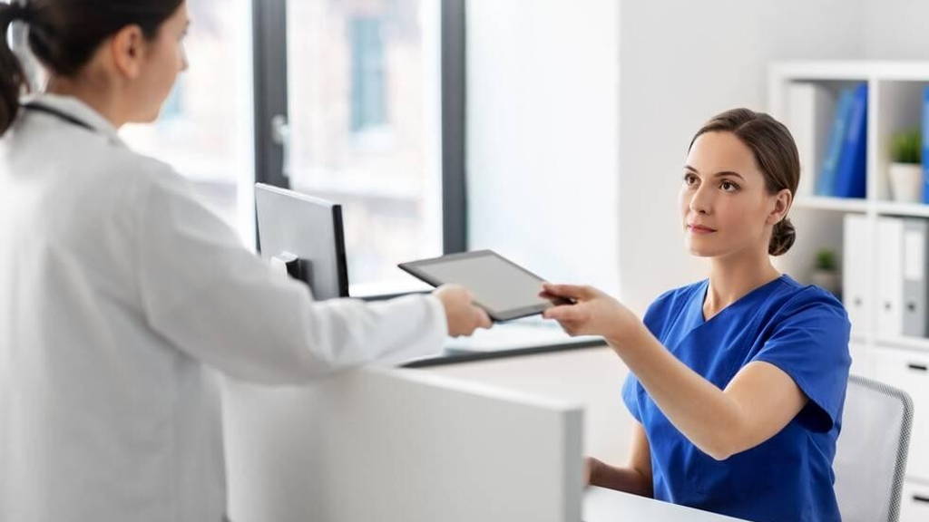 nurse-with-tablet