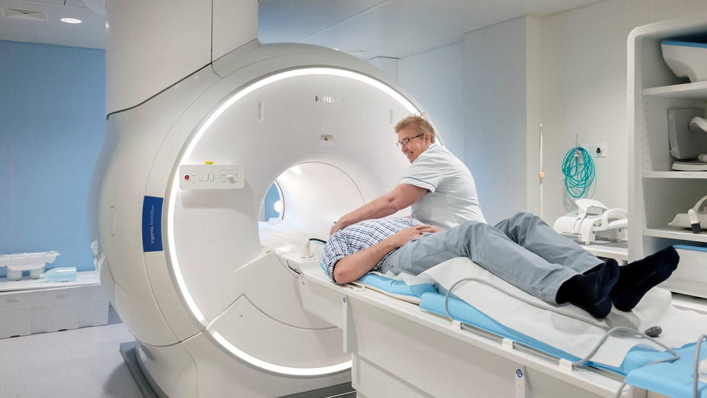 Philips-MR-Ambition-in-Spaarne-Gasthuis-radiologisch-laborant-Ria-Zuurbier.download-scaled
