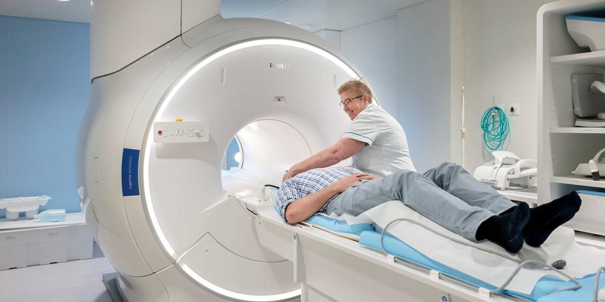 Philips-MR-Ambition-in-Spaarne-Gasthuis-radiologisch-laborant-Ria-Zuurbier.download-scaled