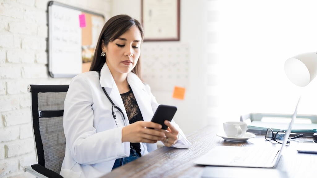 dokter op smartphone