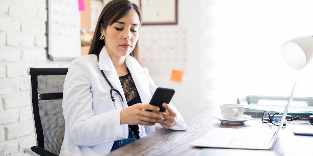 dokter op smartphone