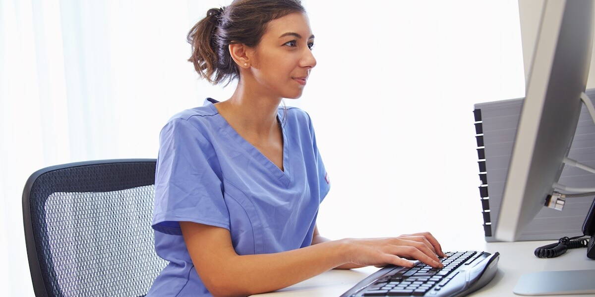 Huisarts achter computer