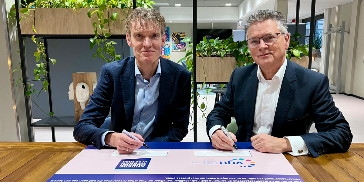 Twee mannen ondertekenen een samenwerkingsovereenkomst